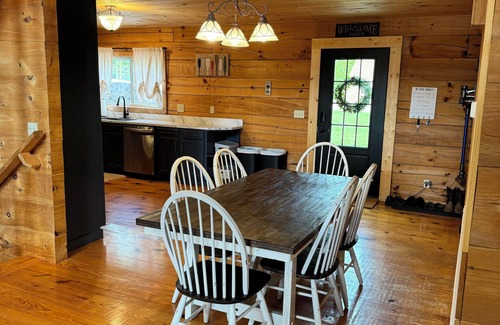 Albany Cabin | Dale Hollow Lakeview Cabin on Private Airport- 7KY4