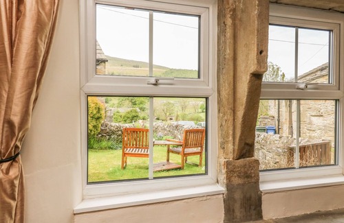 Yockenthwaite Cottage | Discover Dale View: Family-Friendly with Breakfast & Kitchen