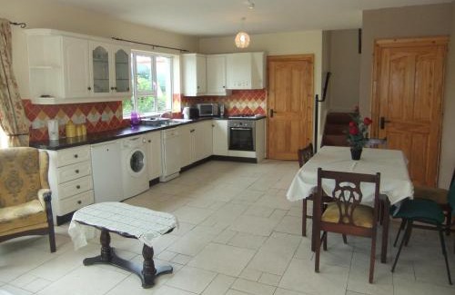 Manorcunningham Apartment | Guest Favorite: Daleview Apartment with Family and Pet Perks