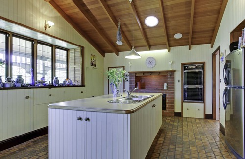 Bairnsdale Bed & Breakfast | Idyllic Dalfruin B&B with Oceanfront Pool & Spa