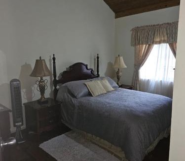 Porus House | Relax at Dalkeith Greathouse with Pool & Ocean Views