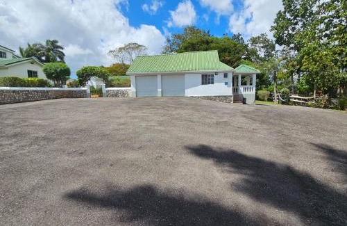 Porus House | Relax at Dalkeith Greathouse with Pool & Ocean Views