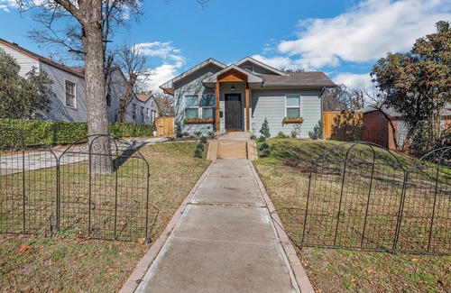 Cedar Crest House | Dallas 3BR Home ■ Central ■ Pet Friendly + Free Parking.