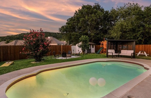 Dallas House | Dallas 5BR| Pool,BBQ,Fire pit, playground