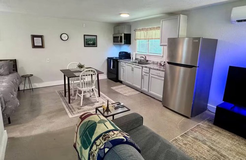 Oak Cliff Apartment | Dallas - Bishop Arts Guest Studio - Pet Friendly!