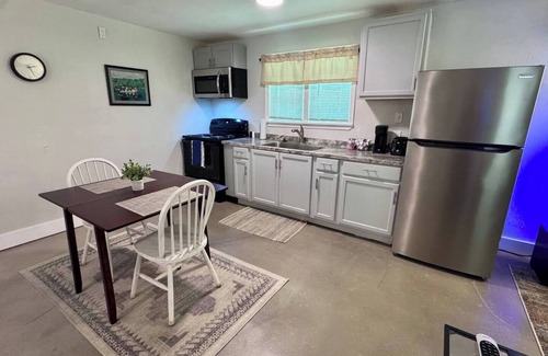 Oak Cliff Apartment | Dallas - Bishop Arts Guest Studio - Pet Friendly!