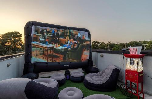Dallas House | Dallas Luxe Townhome !Rooftop Movie Theater !9 Min to Downtown