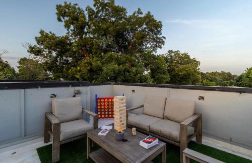 Dallas House | Dallas Luxe Townhome !Rooftop Movie Theater !9 Min to Downtown