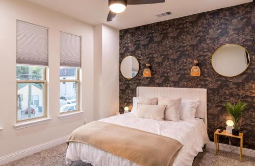 Dallas House | Dallas Luxe Townhome !Rooftop Movie Theater !9 Min to Downtown
