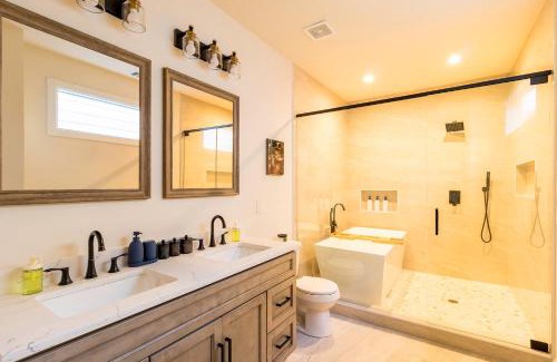 Dallas House | Dallas Luxe Townhome !Rooftop Movie Theater !9 Min to Downtown