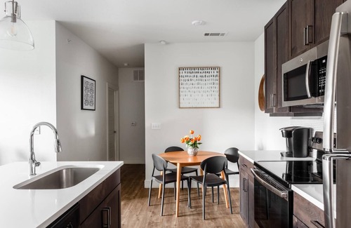 Northeast Dallas Apartment | Stylish Dallas 1BD Apartment with Pool & Breakfast Included