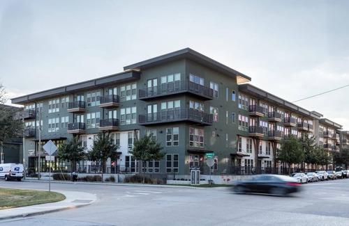 Northeast Dallas Apartment | Stylish Dallas 1BD Apartment with Pool & Breakfast Included