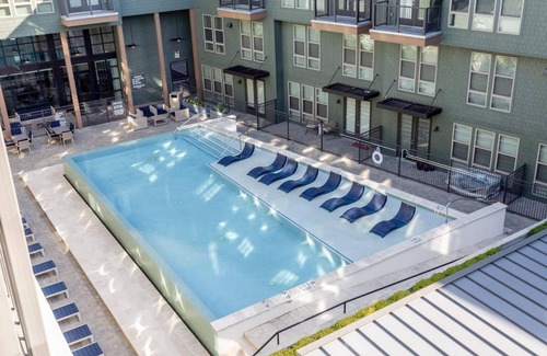 Northeast Dallas Apartment | Stylish Dallas 1BD Apartment with Pool & Breakfast Included