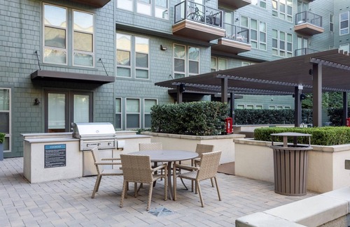 Northeast Dallas Apartment | Stylish Dallas 1BD Apartment with Pool & Breakfast Included