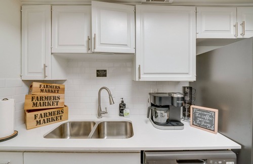 Vickery Meadow Apartment | Cozy Dallas Apt with Pool Access and Fireplace Retreat