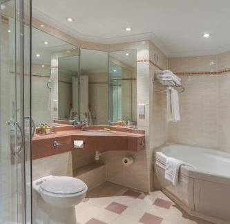 Dalmahoy Hotel | Explore Dalmahoy Hotel & Country Club with Pool and Ocean Views