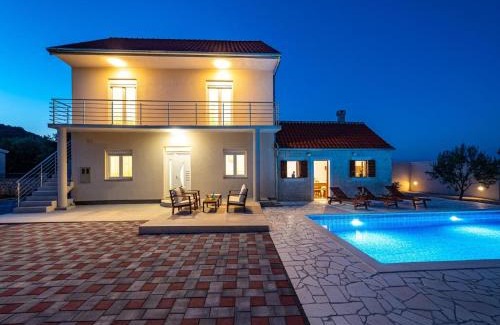 Velim House | Inviting Holiday Home in Stankovci with Private Pool