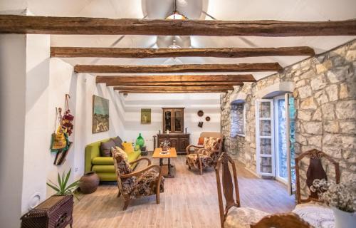 Slime Villa | Explore Dalmatian Green Peak: Pet-Friendly Oceanfront Retreat