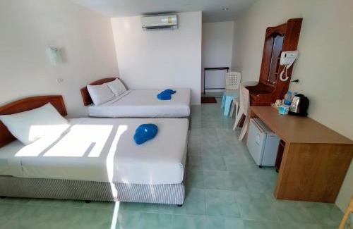 Ko Phi Phi House | Cozy Dalum Beachhouse with Oceanfront Views for Families