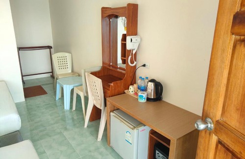 Ko Phi Phi House | Cozy Dalum Beachhouse with Oceanfront Views for Families