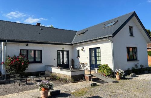 Wavre Apartment | Stylish Dame Cerise: Family-Friendly with Delightful Breakfast