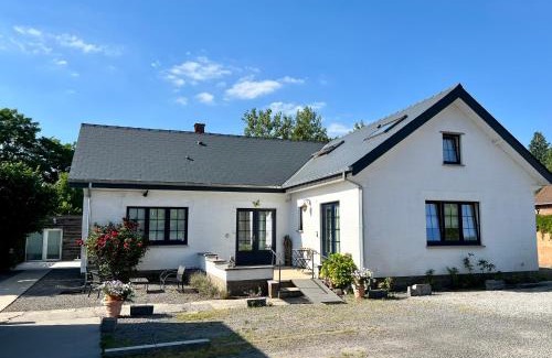 Wavre Apartment | Stylish Dame Cerise: Family-Friendly with Delightful Breakfast