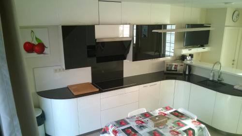 Wavre Apartment | Stylish Dame Cerise: Family-Friendly with Delightful Breakfast