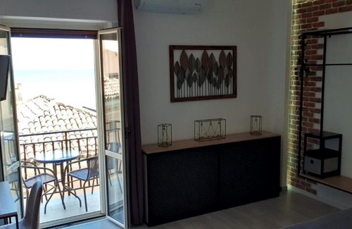 Crotone Bed & Breakfast | Highly Rated DAME Crotone with Oceanfront Views & Breakfast