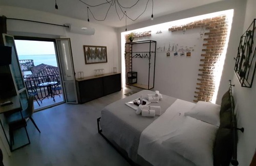 Crotone Bed & Breakfast | Highly Rated DAME Crotone with Oceanfront Views & Breakfast