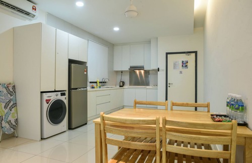 Subang Jaya Apartment | Cozy Damen Homestay: Family-Friendly with Pool & Breakfast