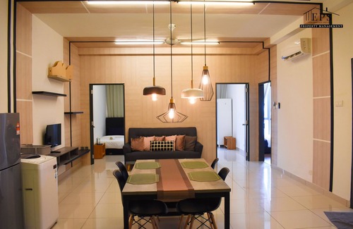 Subang Jaya Apartment | Cozy Damen Homestay: Family-Friendly with Pool & Breakfast