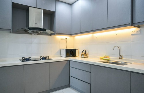 Subang Jaya Apartment | Cozy Damen Homestay: Family-Friendly with Pool & Breakfast