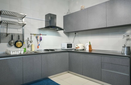 Subang Jaya Apartment | Cozy Damen Homestay: Family-Friendly with Pool & Breakfast
