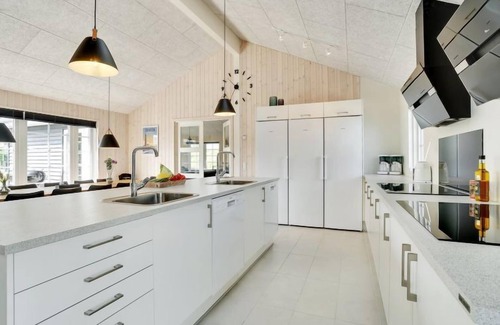 Aalbaek House | Relax at "Damita" - Oceanfront Retreat with Pool & Spa