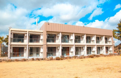 Andeok Resort | Discover Dammora Resort: Family-Friendly with Pool & Breakfast