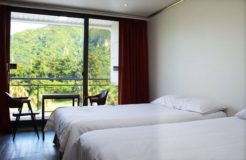 Andeok Hotel | Relax at Dammora Resort: Family-Friendly with Pool & Dining