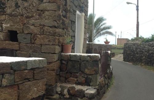 Tracino House | Cozy Dammuso Nonna Franca Near the Elephant Arch
