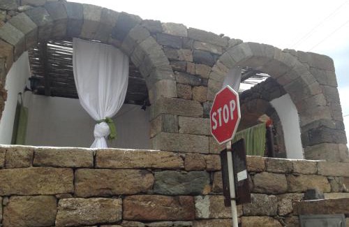 Tracino House | Cozy Dammuso Nonna Franca Near the Elephant Arch