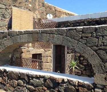 Tracino House | Cozy Dammuso Nonna Franca Near the Elephant Arch