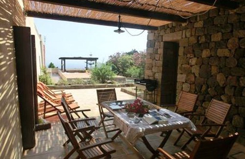Tracino House | Cozy Dammuso Number One with Kitchen & Breakfast in Pantelleria