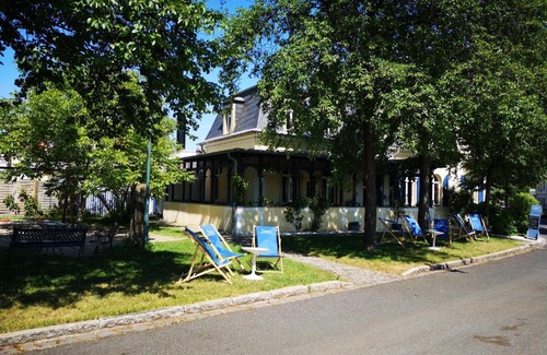 Kotzschenbroda Apartment | Discover Dampfschiff Radebeul-Altkö with Oceanfront Views