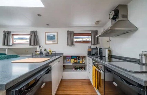 Tower Hill Boat Rental | Historic Dutch Barge Dana in Central London with Spa & Hot Tub