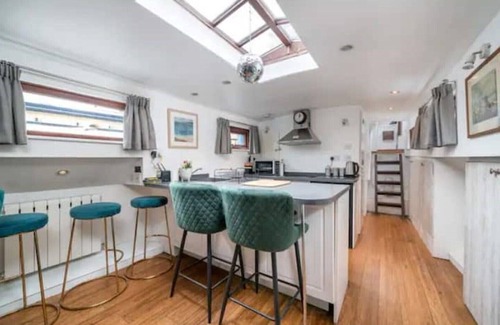 Tower Hill Boat Rental | Historic Dutch Barge Dana in Central London with Spa & Hot Tub