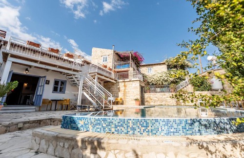 Tochni House | Pet-Friendly Danae House with Pool and Breakfast Options