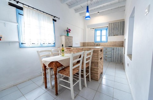 Tochni House | Pet-Friendly Danae House with Pool and Breakfast Options