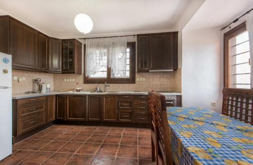 Nea Rodha Apartment | Inviting Danai House: Family-Friendly with 9/10 Ratings