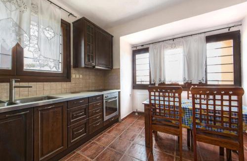 Nea Rodha Apartment | Inviting Danai House: Family-Friendly with 9/10 Ratings