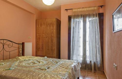 Nea Rodha Apartment | Inviting Danai House: Family-Friendly with 9/10 Ratings
