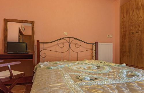 Nea Rodha Apartment | Inviting Danai House: Family-Friendly with 9/10 Ratings