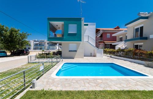 Ofrinion Apartment | Pet-Friendly Retreat at Danai & Palm Complexes - Rated 9/10